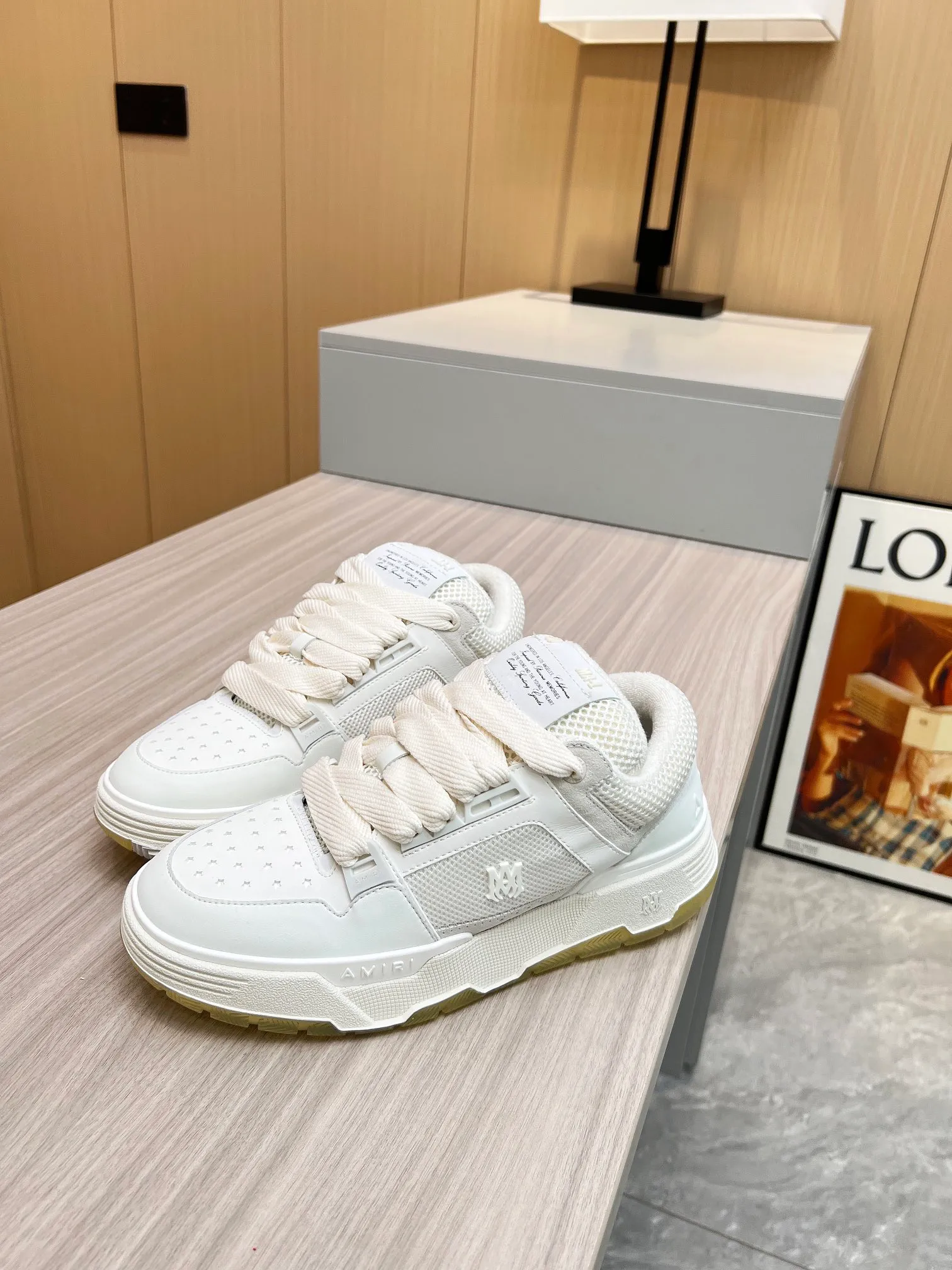 P580. Amiri Emile's 2023 spring and summer new MA-1 bread shoes, couple models, casual sports shoes, sneakers. Amiri gave up the rock punk style in the new season and used a large number of unsaturated colors, Morandi tones, whether you see or wear them, it will make people very happy. The large tongue of the bread shoes continues, shortening the length of the shoe body, thickening the midsole, and the toe part is more rounded. Amiri's brand letters and MA logo appear on the side of the shoe. Fabric: Original custom-made imported first-layer cowhide + mesh. Lining: Original custom-made breathable towel lining. Outsole. Foam combination material. Bottom thickness: 4CM. Size: 35-40 for women and 39-45 for men.